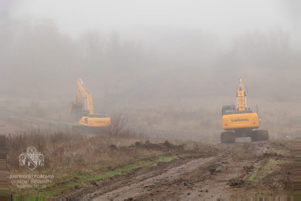 Триває будівництво фортифікацій на Дніпропетровщині: фото Триває будівництво фортифікацій на Дніпропетровщині: фото