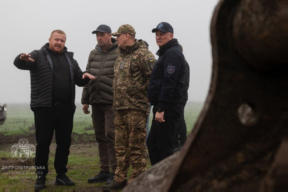 Триває будівництво фортифікацій на Дніпропетровщині: фото Триває будівництво фортифікацій на Дніпропетровщині: фото