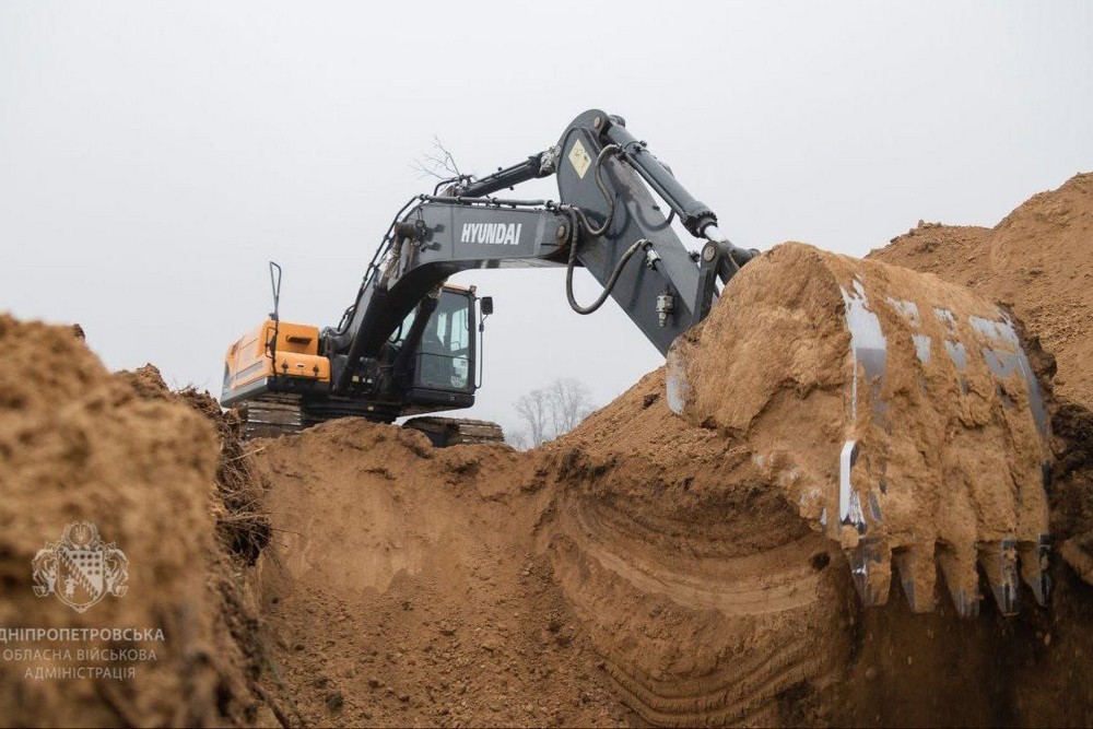 Триває будівництво фортифікацій на Дніпропетровщині: фото Триває будівництво фортифікацій на Дніпропетровщині: фото
