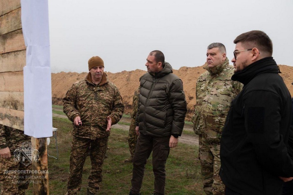 Триває будівництво фортифікацій на Дніпропетровщині: фото Триває будівництво фортифікацій на Дніпропетровщині: фото