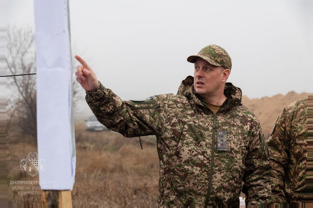 Триває будівництво фортифікацій на Дніпропетровщині: фото Триває будівництво фортифікацій на Дніпропетровщині: фото