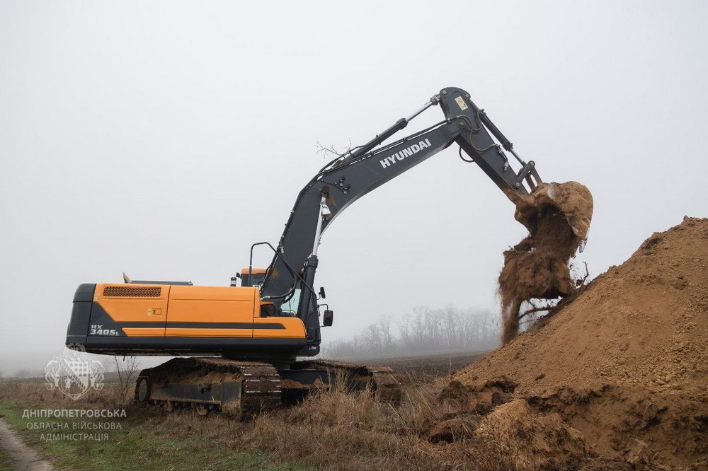 Триває будівництво фортифікацій на Дніпропетровщині: фото Триває будівництво фортифікацій на Дніпропетровщині: фото
