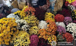 Викрали горщики з хризантемами з 22 могил полеглих Захисників: у Марганці затримали двох місцевих мешканців