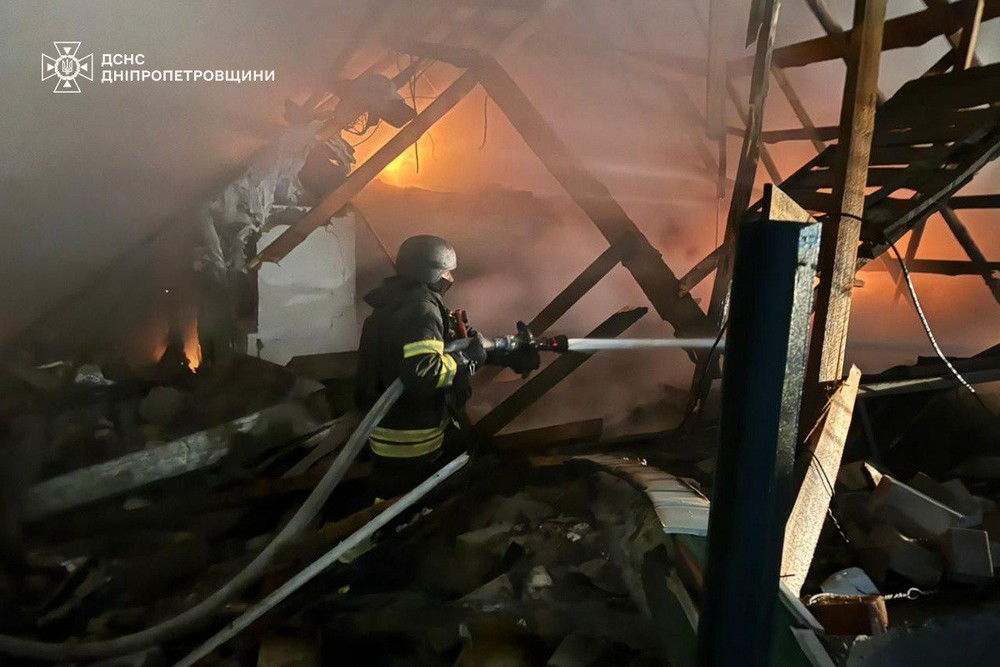 Під ударом 4 райони: наслідки обстрілів Дніпропетровщини показали у ДСНС (фото)