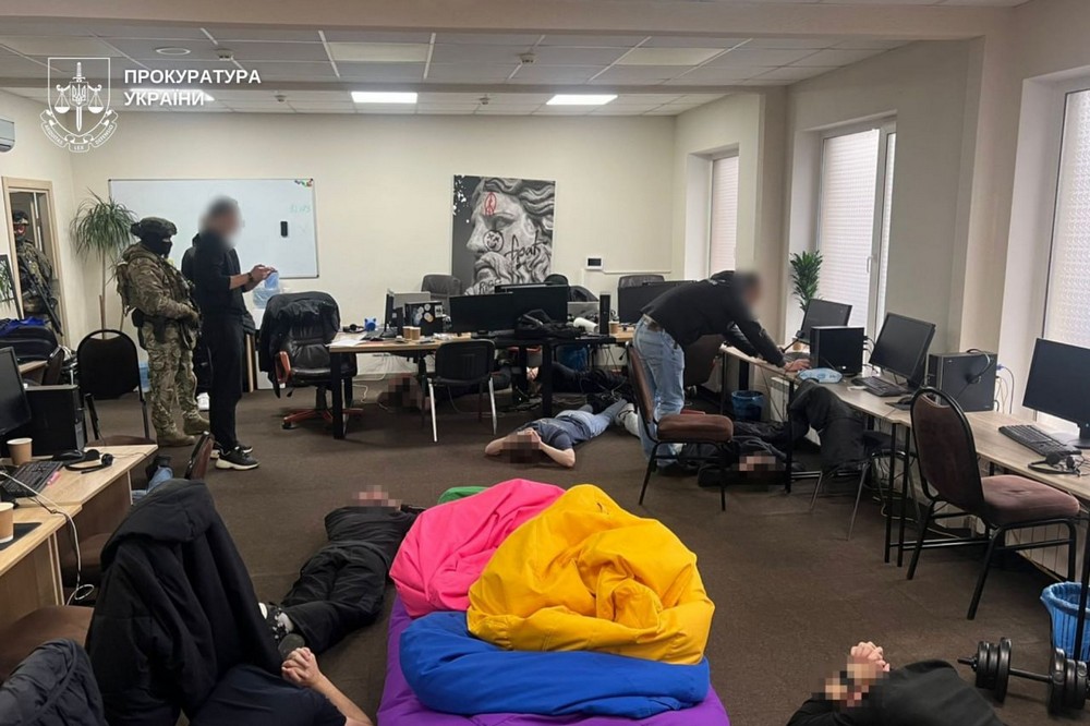 Представлялися працівниками банку і крали гроші з карток: у Дніпрі припинено діяльність шахрайських кол-центрів (фото) 1 у Дніпрі припинено діяльність шахрайських кол центрів (фото) 3