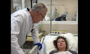 у Дніпрі рятують працівницю АТБ, в чий будинок влучив ворожий