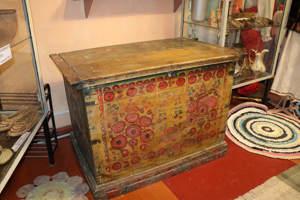 У ній зберігали святковий і повсякденний одяг: старовинну скриню можна побачити у музеї Покрова (фото) 1 у музеї Покрова 2