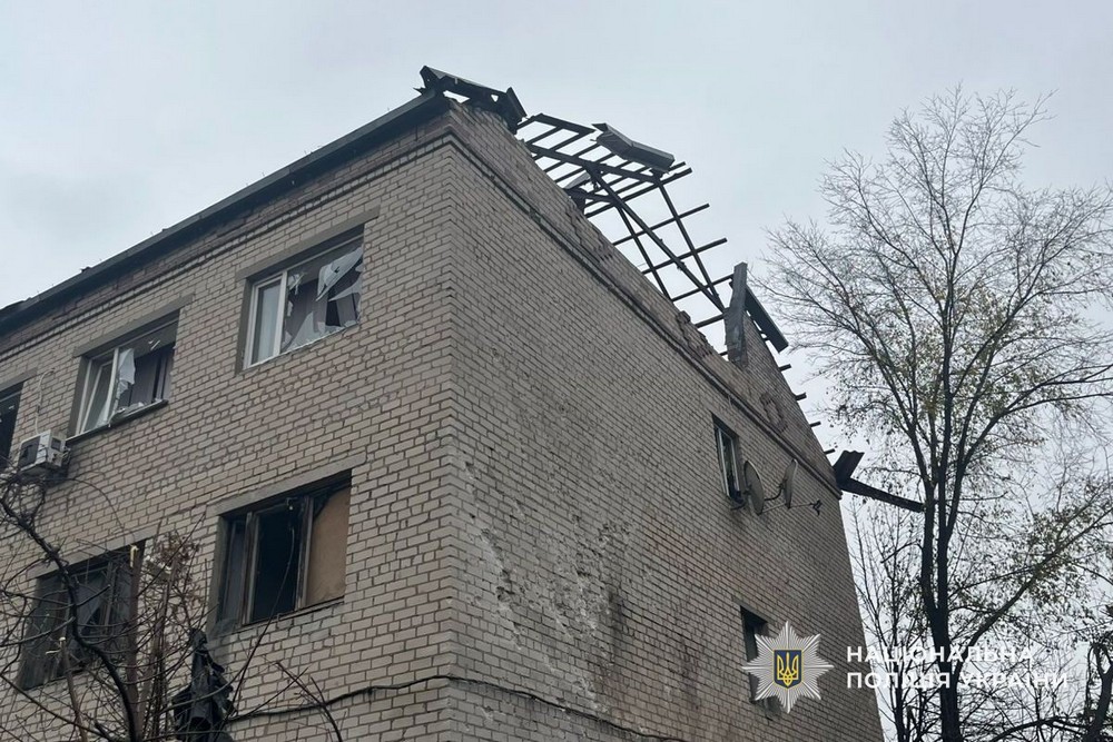 На Нікопольщині атаковані АЗС, підприємство і понад 10 будинків, на Синельниківщині вбито чоловіка, під ударом був і Павлоград – поліція показала фото