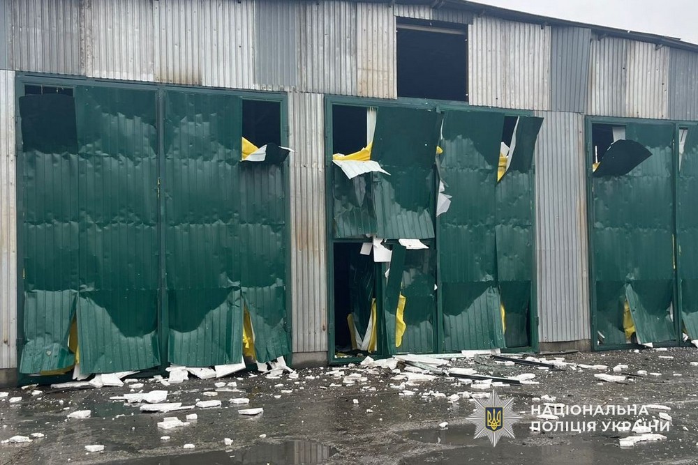 На Нікопольщині атаковані АЗС, підприємство і понад 10 будинків, на Синельниківщині вбито чоловіка, під ударом був і Павлоград – поліція показала фото