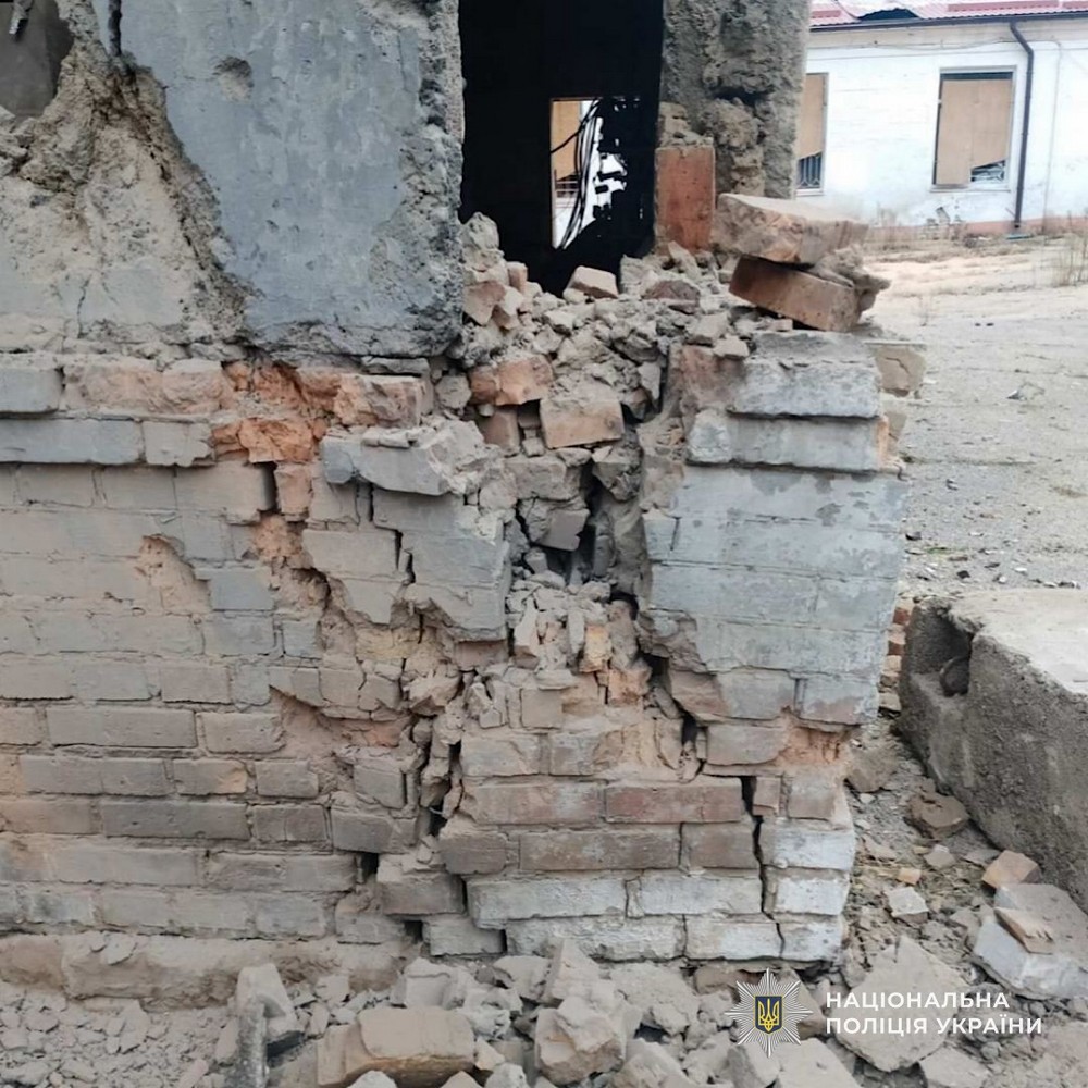 На Нікопольщині атаковані АЗС, підприємство і понад 10 будинків, на Синельниківщині вбито чоловіка, під ударом був і Павлоград – поліція показала фото