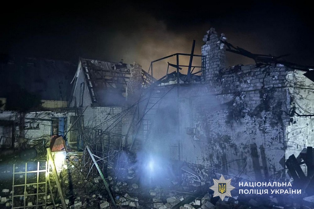 У Нікополі влучання у дах багатоповерхівки, поранено людей у Синельниківському і Самарівською районах, під ударом був і Павлоградський район – поліція (фото)