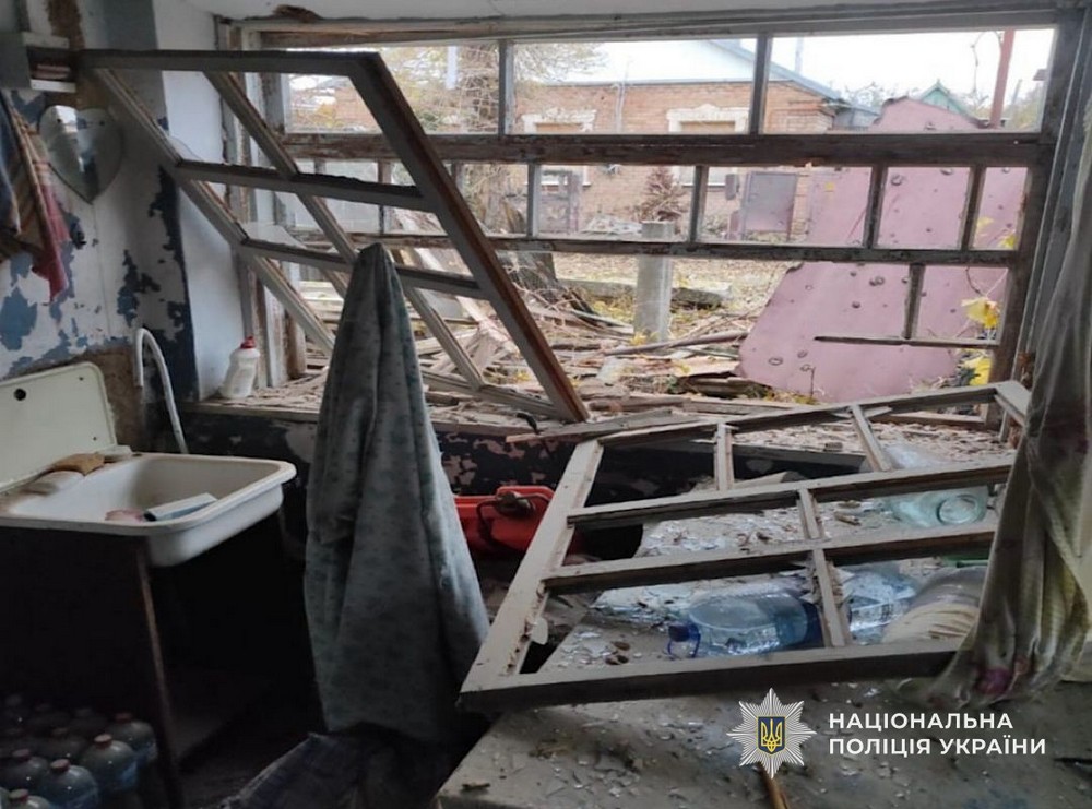 На Нікопольщині атаковані АЗС, підприємство і понад 10 будинків, на Синельниківщині вбито чоловіка, під ударом був і Павлоград – поліція показала фото