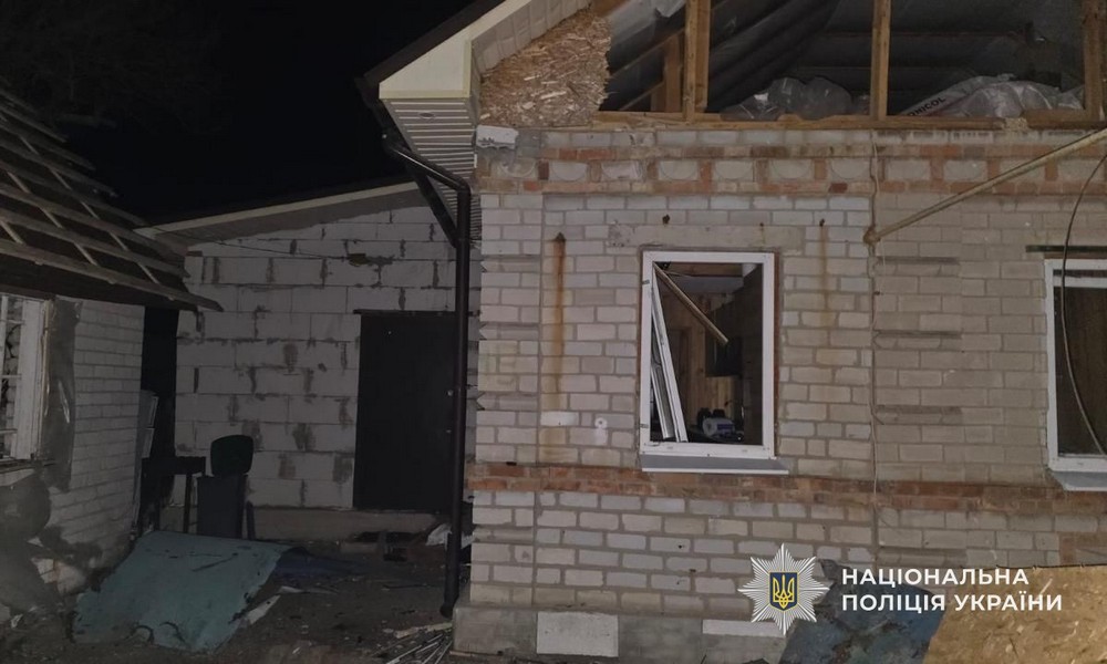 У Нікополі влучання у дах багатоповерхівки, поранено людей у Синельниківському і Самарівською районах, під ударом був і Павлоградський район – поліція (фото)