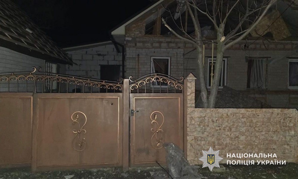 У Нікополі влучання у дах багатоповерхівки, поранено людей у Синельниківському і Самарівською районах, під ударом був і Павлоградський район – поліція (фото)