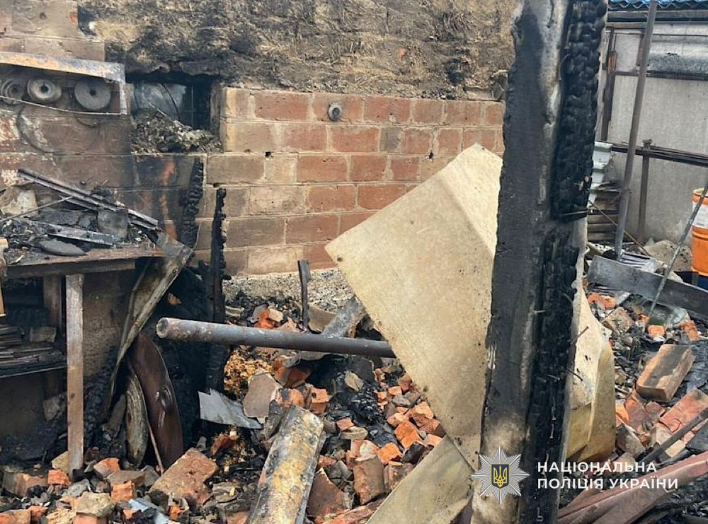 На Нікопольщині атаковані АЗС, підприємство і понад 10 будинків, на Синельниківщині вбито чоловіка, під ударом був і Павлоград – поліція показала фото