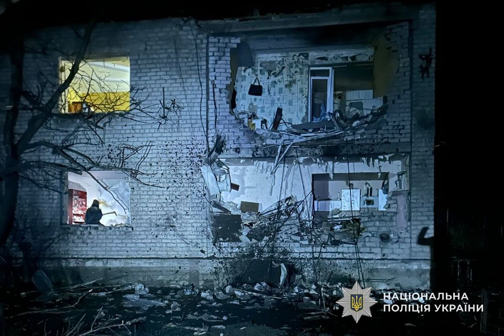 У Нікополі влучання у дах багатоповерхівки, поранено людей у Синельниківському і Самарівською районах, під ударом був і Павлоградський район – поліція (фото)
