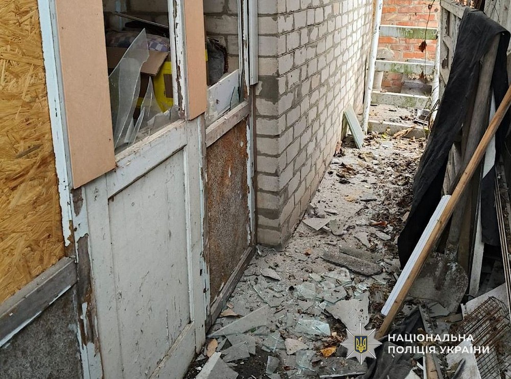 На Нікопольщині атаковані АЗС, підприємство і понад 10 будинків, на Синельниківщині вбито чоловіка, під ударом був і Павлоград – поліція показала фото