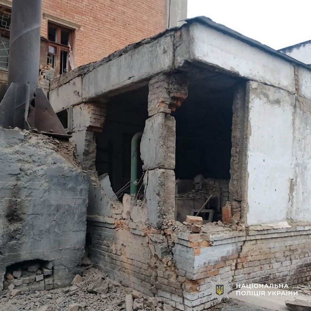 На Нікопольщині атаковані АЗС, підприємство і понад 10 будинків, на Синельниківщині вбито чоловіка, під ударом був і Павлоград – поліція показала фото