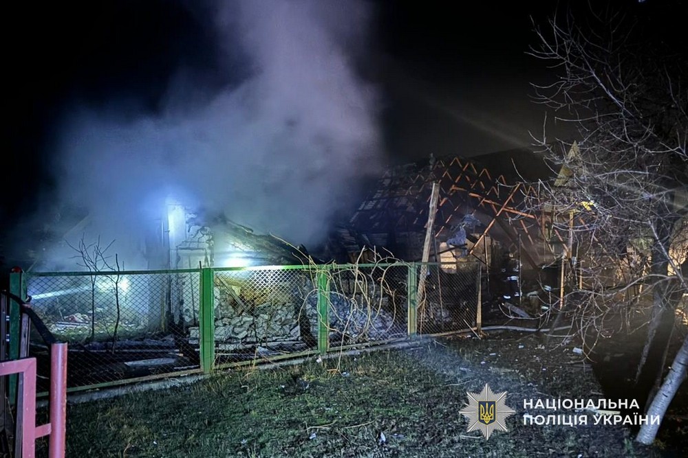 У Нікополі влучання у дах багатоповерхівки, поранено людей у Синельниківському і Самарівською районах, під ударом був і Павлоградський район – поліція (фото)