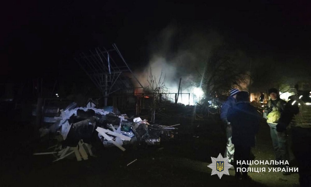 У Нікополі влучання у дах багатоповерхівки, поранено людей у Синельниківському і Самарівською районах, під ударом був і Павлоградський район – поліція (фото)