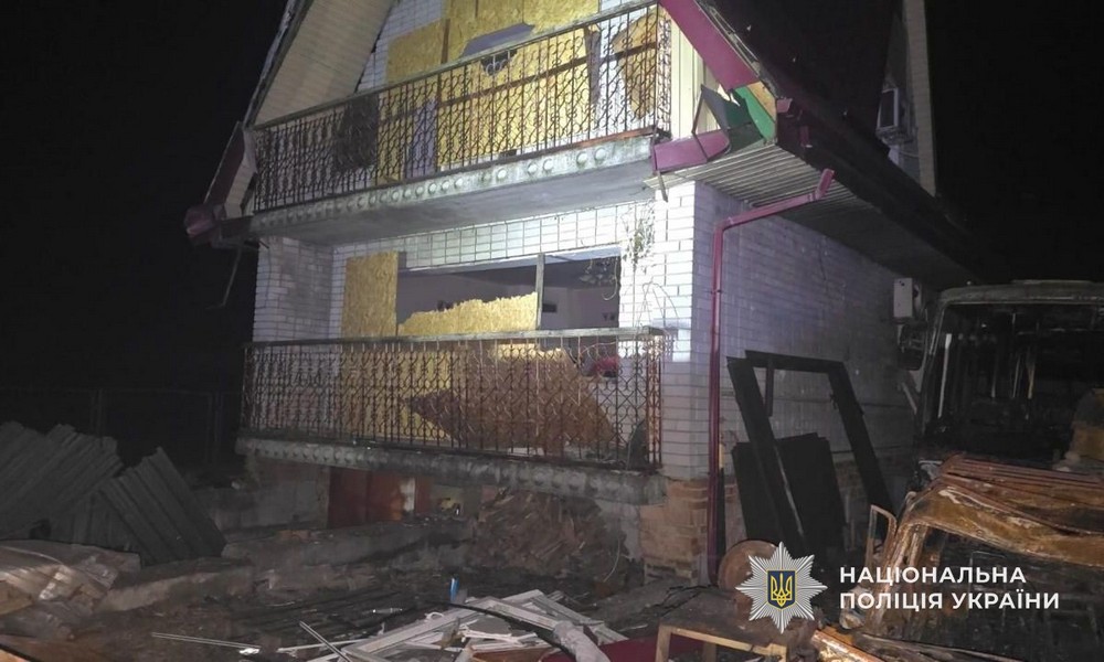 У Нікополі влучання у дах багатоповерхівки, поранено людей у Синельниківському і Самарівською районах, під ударом був і Павлоградський район – поліція (фото)