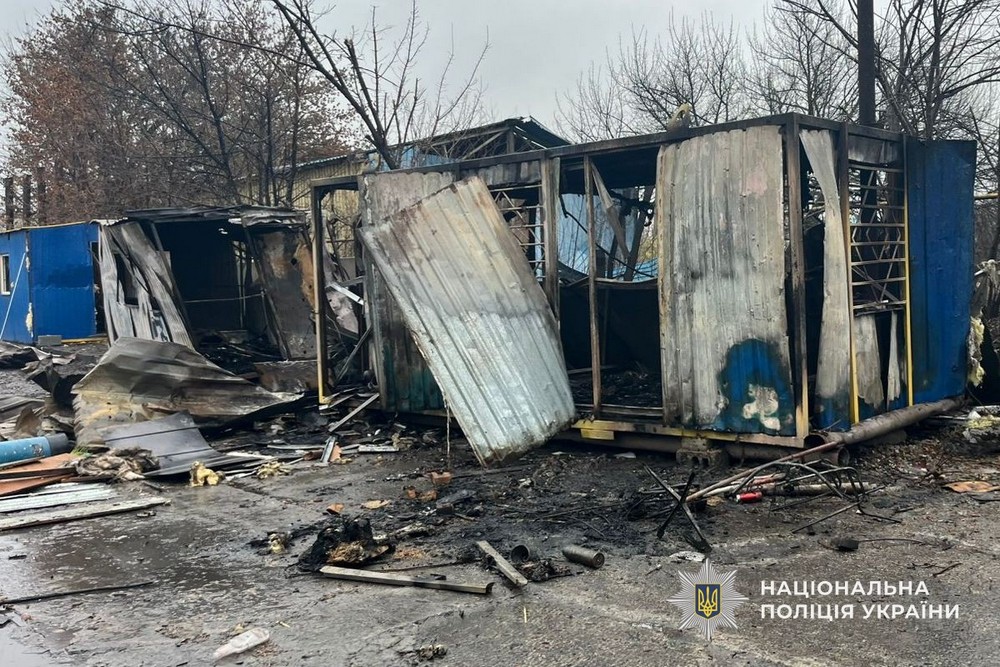 На Нікопольщині атаковані АЗС, підприємство і понад 10 будинків, на Синельниківщині вбито чоловіка, під ударом був і Павлоград – поліція показала фото