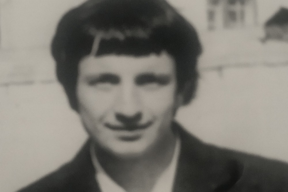 Був душею компанії, працював у кінотеатрі, грав у ВІА… Про вбитого на вулиці у Нікополі чоловіка розповіли однокласники