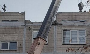 Сьогодні в роботі близько двох десятків будинків: у Нікополі продовжують відновлювати побите житло (фото)