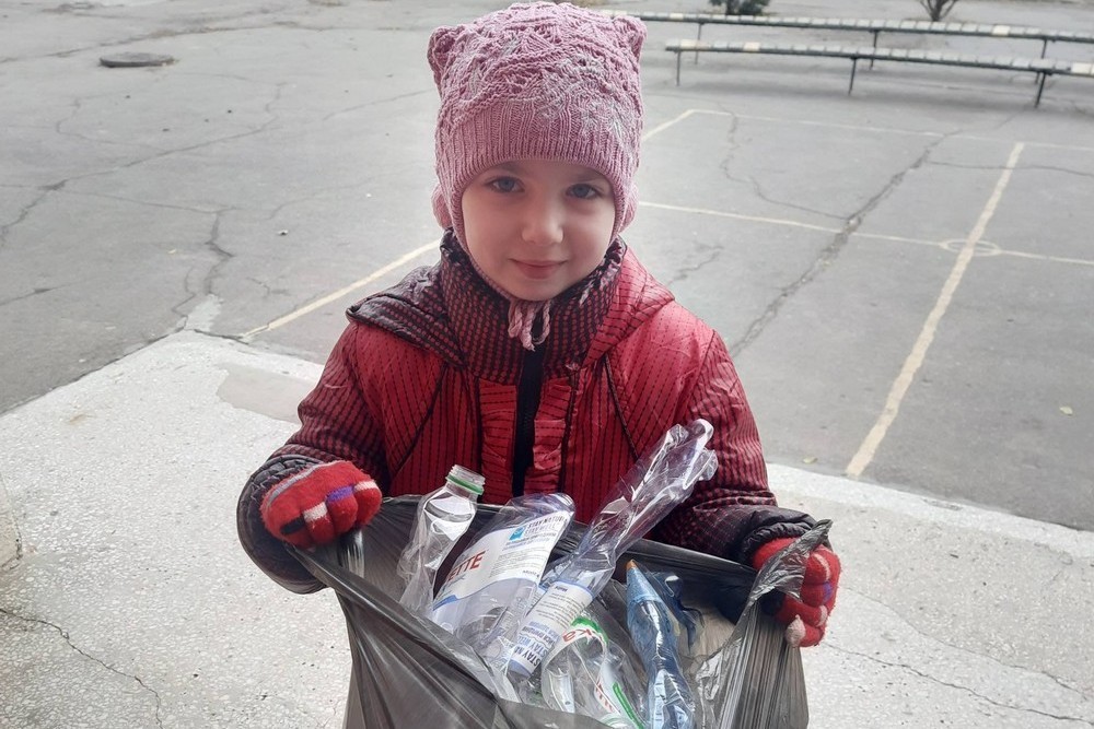 Незламні нікопольці перетворили сміття на 100 000 грн для ЗСУ – подробиці (фото, відео) 1 Незламні нікопольці перетворили сміття на 100 000 грн для ЗСУ – подробиці (фото)