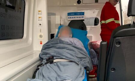 Перенесла два інсульти і не могла виїхати з Нікополя самостійно: «Білі янголи» евакуювали 61-річну жінку з прифронтового міста (відео)