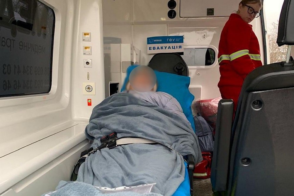Перенесла два інсульти і не могла виїхати з Нікополя самостійно: «Білі янголи» евакуювали 61-річну жінку з прифронтового міста (відео)