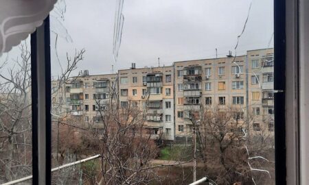 Троє поранених у Нікополі і багато руйнувань, снаряди влучили у приватний будинок з людьми – поліція про наслідки обстрілів району (фото)