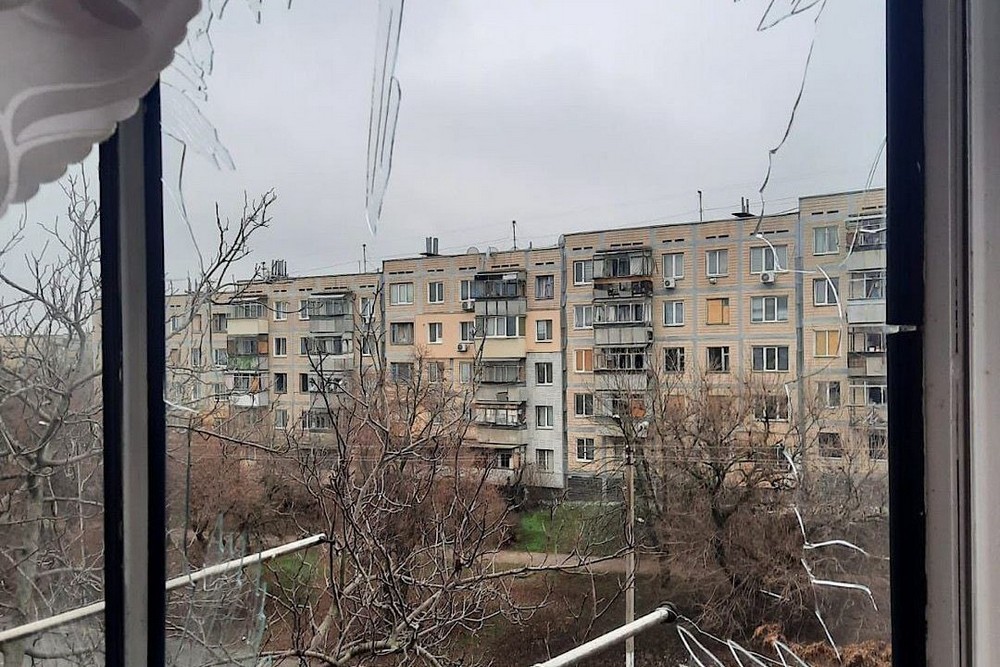 Троє поранених у Нікополі і багато руйнувань, снаряди влучили у приватний будинок з людьми – поліція про наслідки обстрілів району (фото)