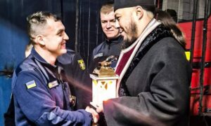 У Нікополі Герої без зброї отримали Вифлеємський Вогонь Миру