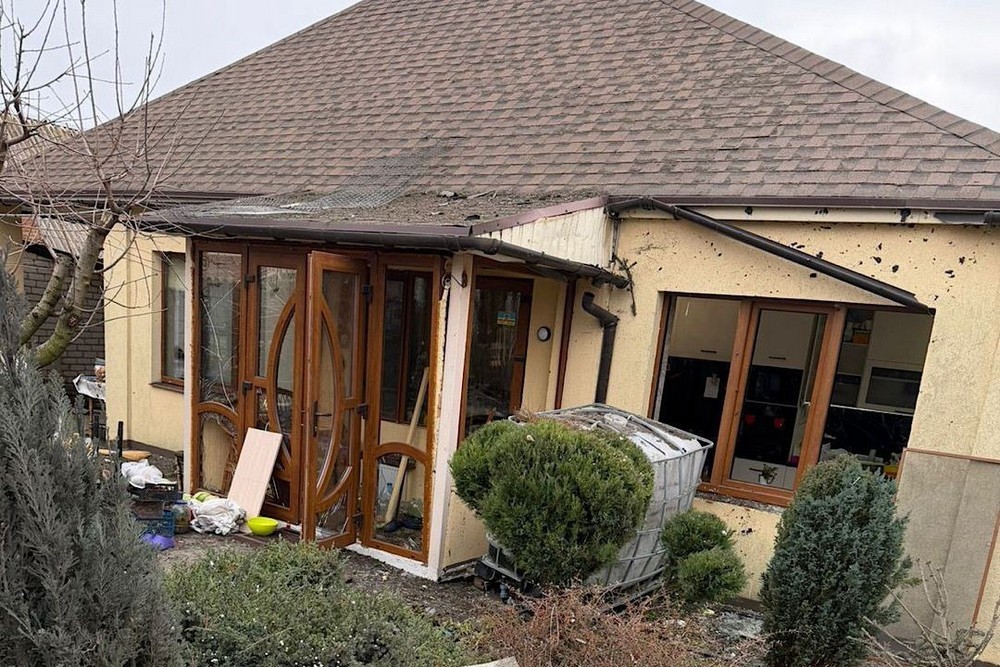 На Нікопольщині побито три підприємства і будинки, на Синельниківщині атаковано транспорт, магазин, багатоповерхівку – поліція