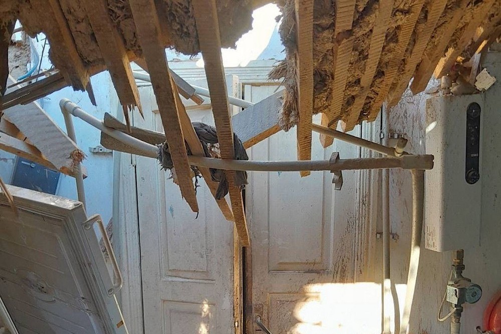 У Нікополі ворог цілив по навчальному закладу і багатоповерхівкам – поранив жінку, на Синельниківщині постраждала пенсіонерка (фото)