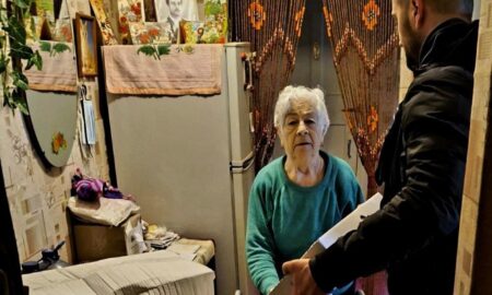 У Марганці людям роздали 30 наборів зимового утеплення (фото)