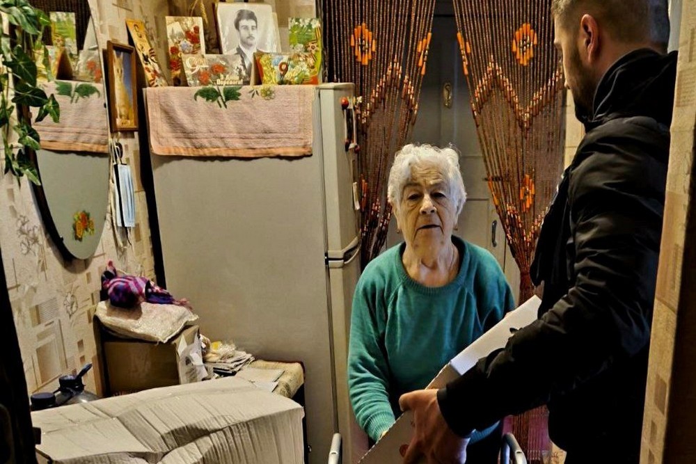 У Марганці людям роздали 30 наборів зимового утеплення (фото)