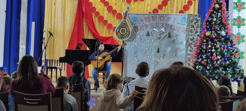 У школі мистецтв Покрова відбувся перший міський фестиваль «Зимові передзвони». Захід об’єднав юних музикантів, викладачів і поціновувачів музики.
