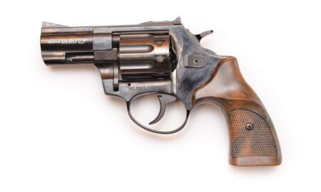 У Нікополі чоловік розстріляв знайомого на вулиці з револьвера Major Berk – який вирок виніс суд