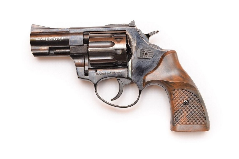 У Нікополі чоловік розстріляв знайомого на вулиці з револьвера Major Berk – який вирок виніс суд