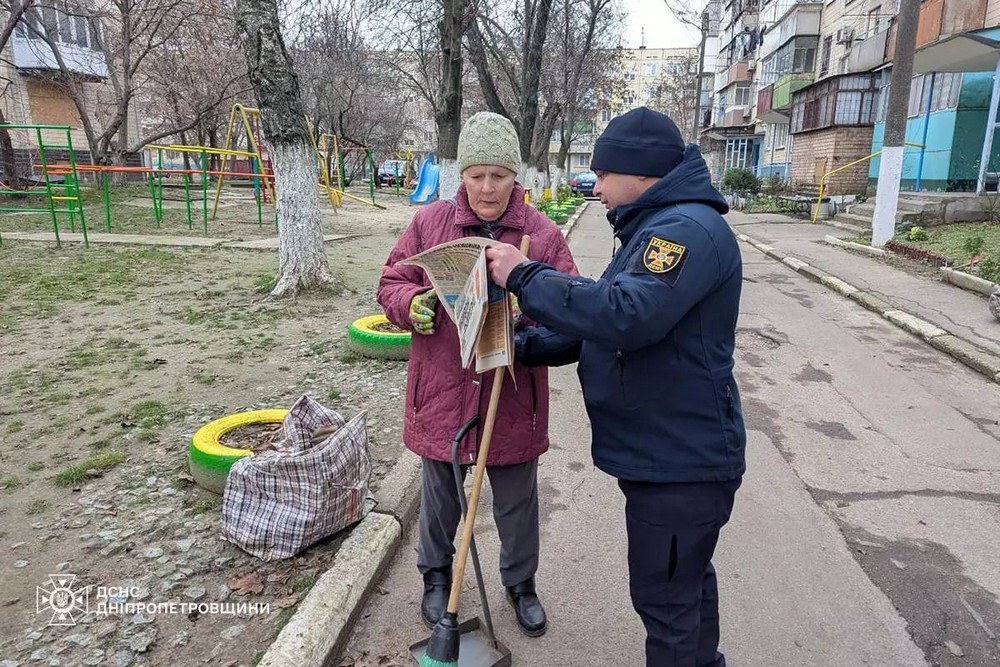 У Нікополі офіцери-рятувальники нагадали мешканцям правила пожежної безпеки в холодну пору року
