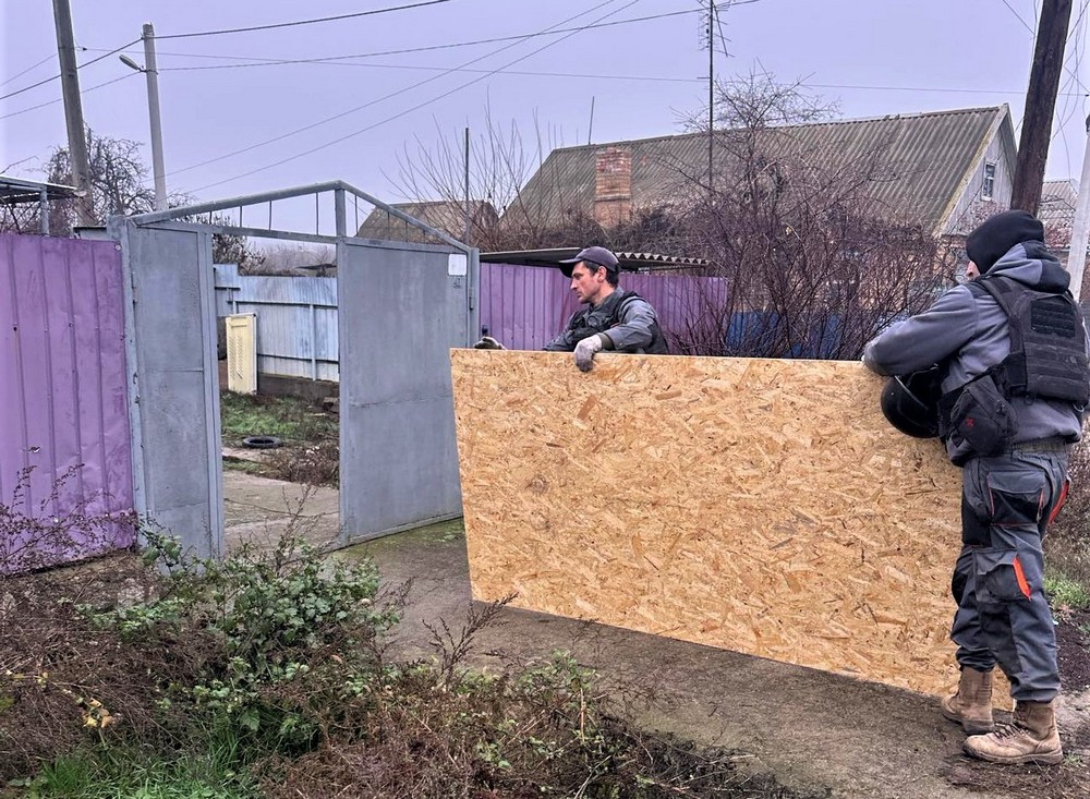 У Нікополі встановлюють нові захисні споруди, усувають наслідки обстрілів, виконують роботи з благоустрою (фото)