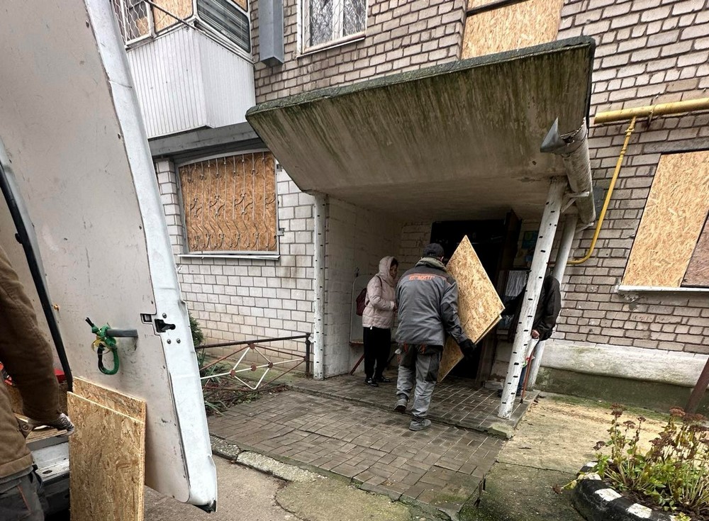 У Нікополі встановлюють нові захисні споруди, усувають наслідки обстрілів, виконують роботи з благоустрою (фото)