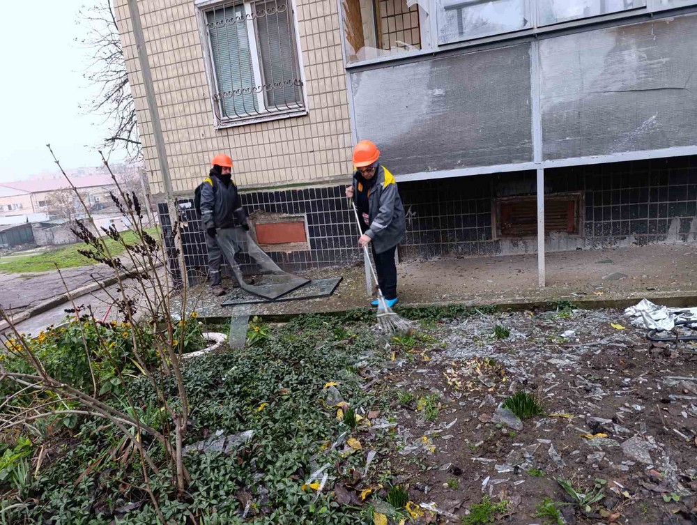 У Нікополі встановлюють нові захисні споруди, усувають наслідки обстрілів, виконують роботи з благоустрою (фото)