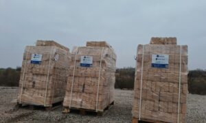 У селі на Нікопольщині кожна родина отримала по 3,5 тонни паливних брикетів на зиму