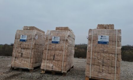 У селі на Нікопольщині кожна родина отримала по 3,5 тонни паливних брикетів на зиму