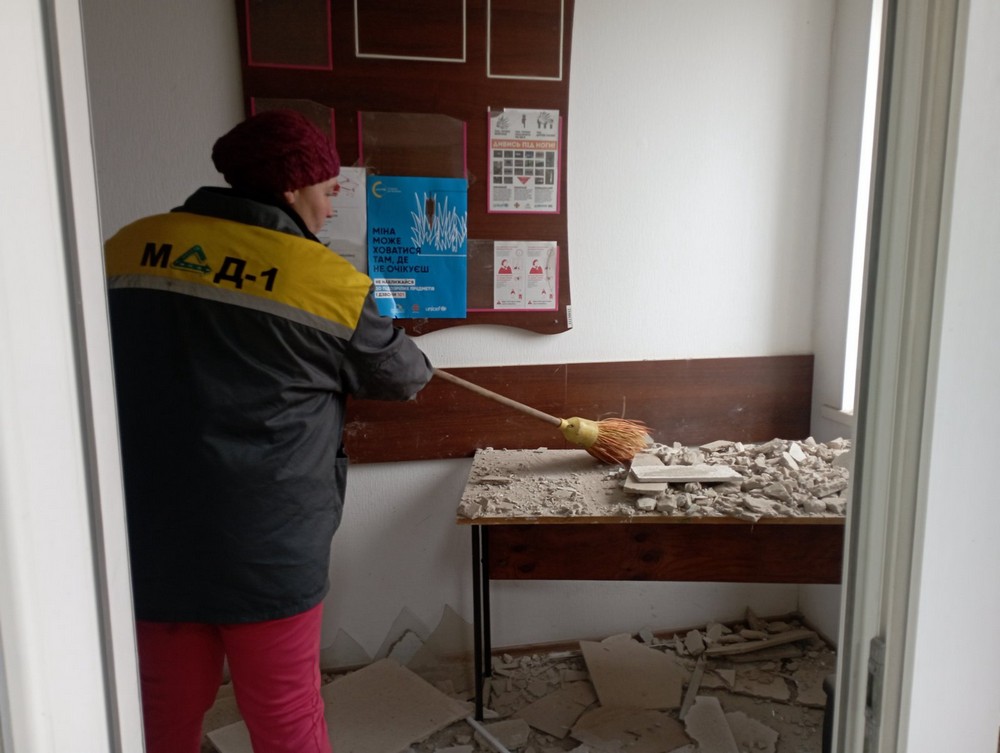 У Нікополі встановлюють нові захисні споруди, усувають наслідки обстрілів, виконують роботи з благоустрою (фото)