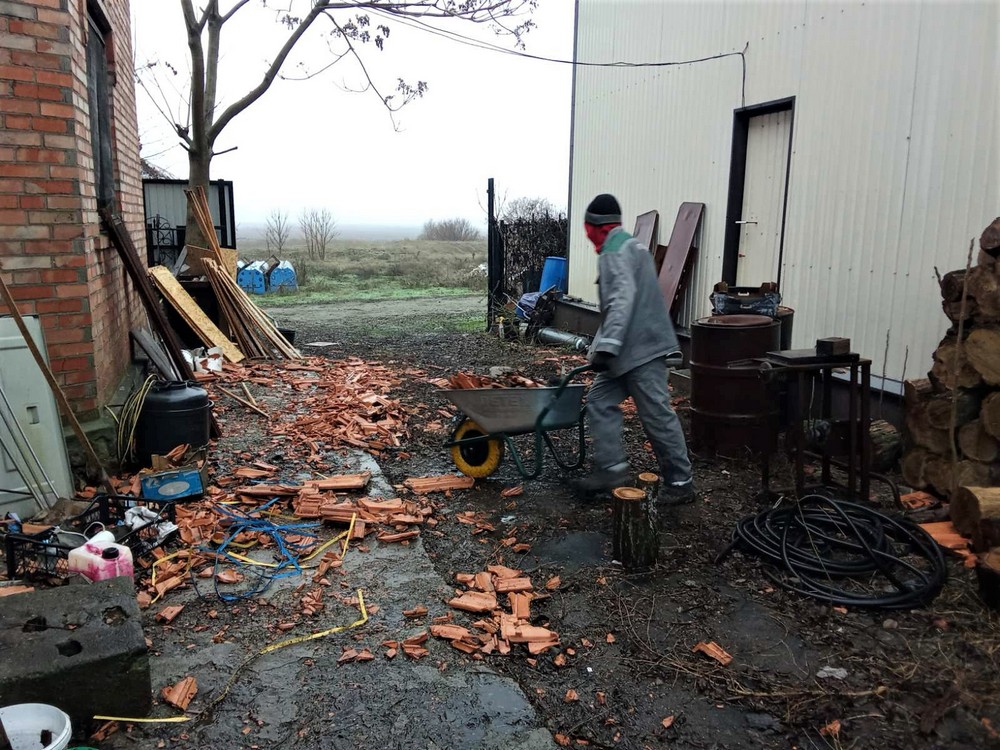 У Нікополі встановлюють нові захисні споруди, усувають наслідки обстрілів, виконують роботи з благоустрою (фото)