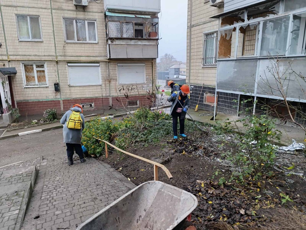 У Нікополі встановлюють нові захисні споруди, усувають наслідки обстрілів, виконують роботи з благоустрою (фото)